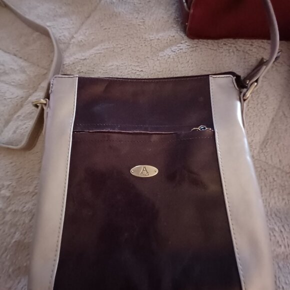 Three Fashion Shoulder Bags - Picture 3 of 13